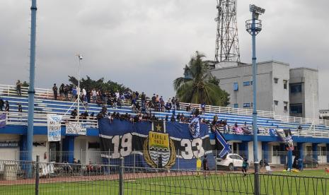 Bobotoh memberi dukungan di latihan Persib Bandung jelang laga kontra Persija Jakarta di Stadion Sidolig, Kota Bandung, Selasa (16/11).