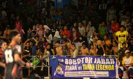 Bobotoh Jawa  Barat beraksi mendukung tim Jawa Barat di berbagai venue PON XIX Jawa Barat.