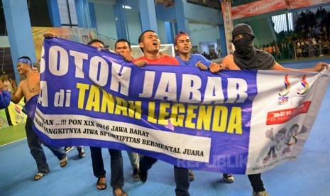 Bobotoh Jawa  Barat beraksi mendukung tim Jawa Barat di berbagai venue PON XIX Jawa Barat.