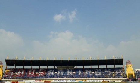 Bobotoh kembali menyaksikan Persib Bandung bertanding di stadion. 