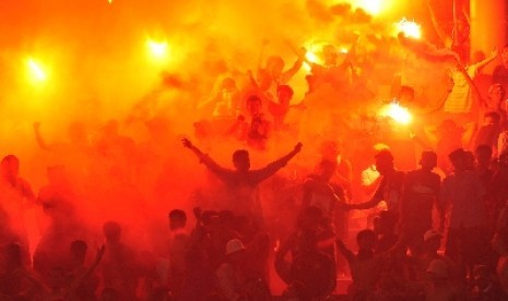 Bobotoh menyalakan kembang api di Stadion Gelora Sriwijaya Jakabaring, Palembang Jumat (7/11) malam. 