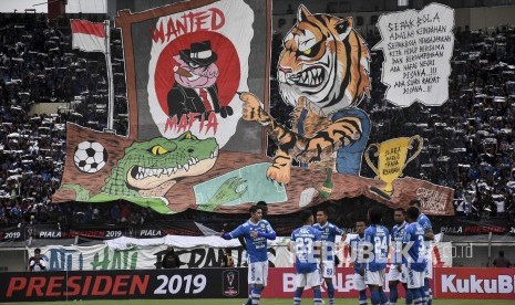 Bobotoh Persib Bandung menampilkan koreografi sebelum laga lanjutan Grup A Piala Presiden 2019 di Stadion Si Jalak Harupat, Kabupaten Bandung, Kamis (7/3). 