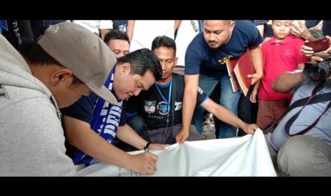 Bobotoh Persib Bandung yang terdiri dari Viking, Bomber dan The Bombs mendeklarasikan dukungan politik terhadap pasangan no urut 01, Joko Widodo dan KH Maruf Amin di Bale Rame, Kawasan Gedong Budaya Sabilulungan, Sabtu (30/1). Ketua Tim Kampanye Nasional (TKN), Jokowi-KH Maruf Amin, Erick Thohir turut hadir dalam acara deklarasi tersebut.