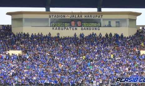 Bobotoh saat mendukung PERSIB di Si Jalak Harupat