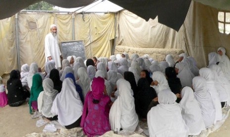 Bocah-bocah pengungsi Afghan tengah belajar di sebuah sekolah terbuka di pinggiran Jalalabad (ilustrasi).