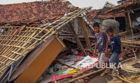 Ilustrasi rumah rusak akibat angin kencang.