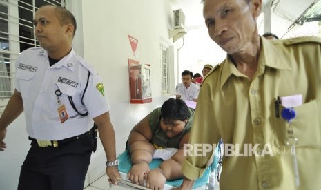 Bocah Raksasa: Arya Permana (10 tahun) di bawa ke ruangan periksa di dampingi petugas di Rumah Sakit Hasan Sadikin, Kota Bandung, Senin (11/7)