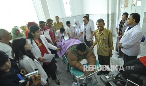 Bocah Raksasa: Arya Permana (10 tahun) di bawa ke ruangan periksa di dampingi petugas di Rumah Sakit Hasan Sadikin, Kota Bandung, Senin (11/7