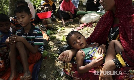 Bocah Rohingya di pengungsian bersama pengungsi lainnya berteduh di sebuah pohon di Ukhiya, Cox Bazaar, Bangladesh