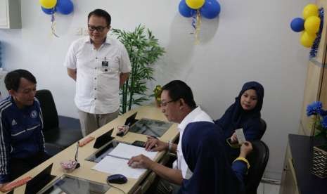 BOD Mandiri Tunas Finance memberikan pelayanan langsung ke pelanggan pada Hari Pelanggan Nasional di Kantor Cabang Lebak Bulus, Jakarta Selatan, Selasa (4/9).