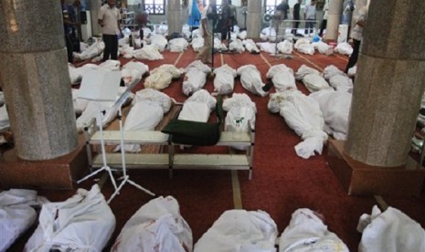 Bodies of supporters of ousted President Mohammed Morsi lie on the floor of the El-Iman mosque in Cairo's Nasr City, Egypt, Thursday, Aug. 15, 2013. 