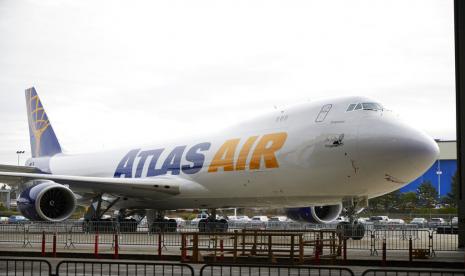 Boeing 747 terakhir ditampilkan di pabrik perakitan selama upacara pengiriman jumbo jet ke Atlas Air, Selasa, 31 Januari 2023, di Everett, Washington. Sejak debutnya pada tahun 1969, 747 telah berfungsi sebagai kargo pesawat, pesawat komersial yang mampu membawa hampir 500 penumpang, dan pesawat kepresidenan Air Force One.