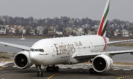 Boeing 777 milik Emirates mendarat perdana di Logan International Airport, Boston, Senin (10/3).