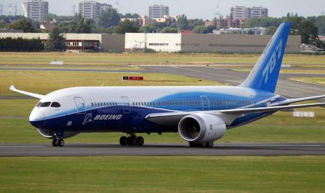 Boeing 787 Dreamliner setelah mendarat di bandara Le Bourget, sebelah timur Paris, pada presentasi untuk pertama kalinya di Paris Air Show ke-49 di bandara, 21 Juni 2011.