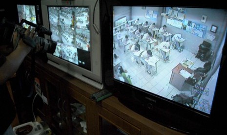 BOGOR, 16/4 - CCTV PANTAU UN. Seorang wartawan mengambil gambar melalui CCTV di SMAN 1 Bogor, jalan Juanda, Kota Bogor, Jabar, Senin (16/4). Sebanyak 40 CCTV dipasang di 17 ruangan ujian, ruang penyimpanan soal dan ruang pengawas untuk mengantisipasi ter