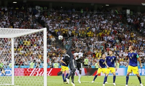  Bola melengkung hasil tendangan bebas gelandang Jerman Toni Kroos gagal dihalau kiper Swedia Robin Olsen.