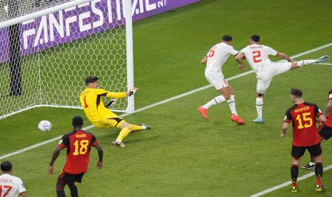 Bola yang ditendang oleh Hakim Ziyech dari Maroko akan masuk ke gawang tetapi kemudian dianulir oleh wasit Cesar Ramos dari Meksiko selama pertandingan sepak bola grup F Piala Dunia antara Belgia dan Maroko, di Stadion Al Thumama di Doha, Qatar, Ahad, 27 November , 2022. 