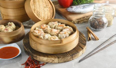 Dimsum. Di Indonesia, rasa dimsum juga ada yang telah dimodifikasi agar harganya lebih terjangkau.