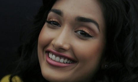 Bollywood actress Jiah Khan smiles during a promotional event of her forthcoming Hindi movie 'Ghajini' in Bangalore, India. Police said that Khan was found dead at her home in Mumbai late Monday, June 3, 2013. (file photo)