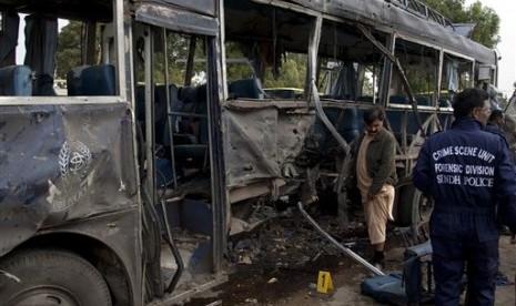 Bom bunuh diri yang terjadi di Karachi, Pakistan, Kamis (13/2).