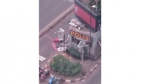 Bom meledak di Pos Polisi depan Sarinah di Jl Mh Thamrin, Jakarta Pusat, Kamis (14/1).