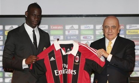 Bomber anyar AC Milan Mario Balotelli (kiri) bersama wakil presiden Milan Adriano Galliani (kanan).