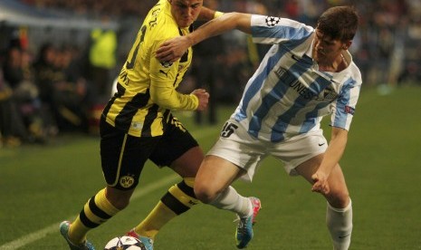 Bomber Borussia Dortmund Mario Goetze berebut bola dengan bek Malaga Vitorino Antunes pada leg pertama perempat final Liga Champions di Stadion La Rosaleda, Kamis (4/4) dini hari WIB.