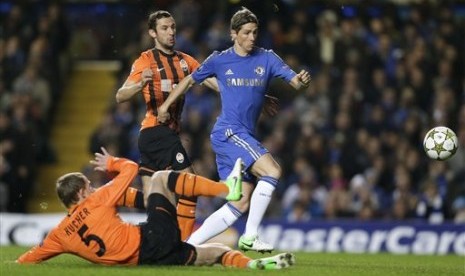 Bomber Chelsea, Fernando Torres, dikepung dua pemain Shakhtar Donetsk pada laga Grup E Liga Champions di Stamford Bridge, Kamis (8/11) dini hari. 