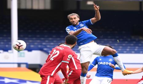 Bomber Everton Dominic Calvert-Lewin melompat untuk mencetak gol kedua timnya ketika menghadapi Liverpool di Goodison Park, Sabtu (17/10).