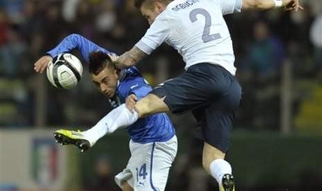 Bomber Italia, Stephan El Shaarawy, saat berebut bola dengan bek Prancis, Mathieu Debuchy, pada laga persahabatan di Stadion Ennio Tardini, Italia, Kamis (15/11) dini hari. Gol El Shaarawy gagal menyelamatkan Italia dari kekalahan 1-2 dari Les Bleus.