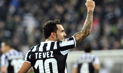 Bomber Juventus, Carlos Tevez, melakukan selebrasi usai mencetak gol.