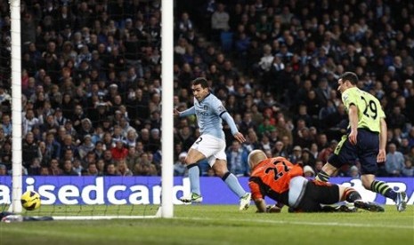 Bomber Manchester City asal Argentina, Carlos Tevez, saat menjebol gawang Aston Villa pada partai yang berlangsung di Etihad Stadium, Sabtu (17/11) malam. CIty menang telak 5-0 pada pertandingan tersebut.