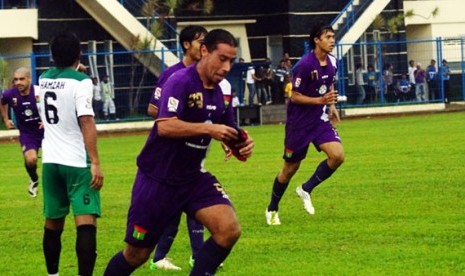 Bomber Persita Tangerang Cristian Carrasco usai mencetak gol ke gawang Persiwa Wamena.