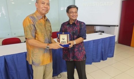 Bondan Winarno dan Rektor Universitas Trilogi Asep Saefudin