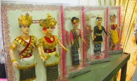 Boneka adat dari berbagai provinsi