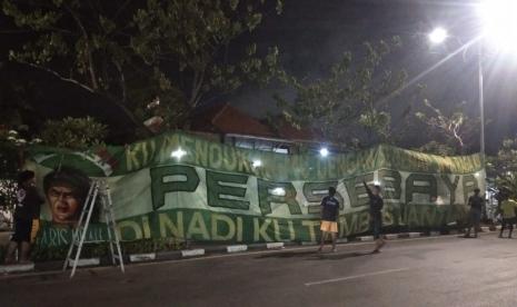 Bonekmania membentangkan spanduk raksasa Persebaya.