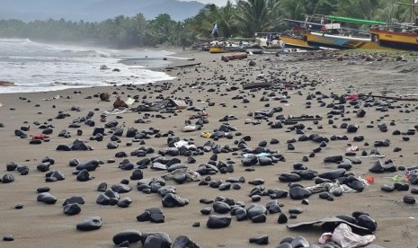 Bongkahan batu bara berserakan di pinggiran Pantai Cipatuguran, Kelurahan/Kecamatan Palabuhanratu, Kabupaten Sukabumi Jumat (10/5). Batu bara itu berasal dari kapal tongkang yang bertabrakan dan terdampar beberapa waktu lalu.