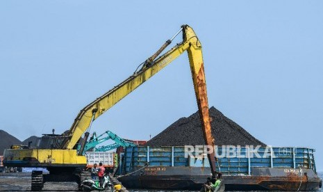 Bongkar muat batu bara di Marunda, Jakarta Utara, Jumat (15/11). PT Perusahaan Listrik Negara (PLN) menjelaskan realisasi Domestic Market Obligation (DMO) hingga Oktober 2021 ini sebesar 93,1 juta metrik ton. 