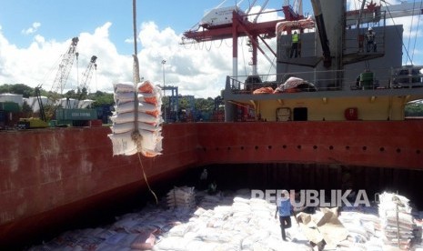 Bongkar muat beras impor asal Vietnam sebanyak 10 ribu ton di Pelabuhan Tenau, Kupang, Senin (12/2). 