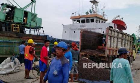 Bongkar muat biji kelapa sawit di Pelabuhan Kumai, Kotawaringin Barat, Kalimantan Tengah. Pelabuhan Kumai kini memiliki peran penting dalam pelayaran regional maupun mancanegara.