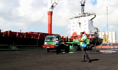 Bongkar muat di Pelabuhan Tanjung Perak. 