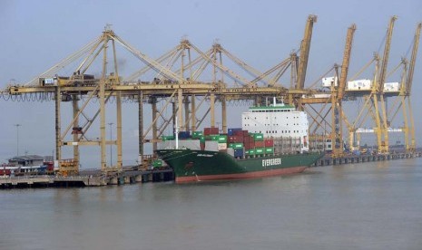 Loading activities at Tanjung Perak seaport in Surabaya (illustration)