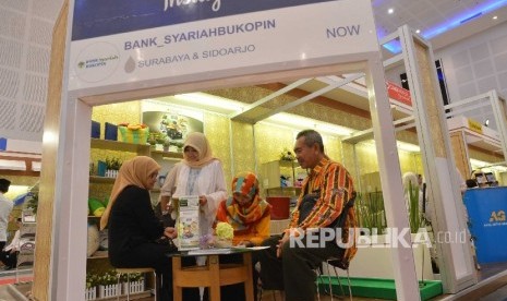  Booth salah satu bank syariah pada ajang pameran Indonesia Sharia Economic Festival (ISEF) 2016 di Surabaya, Kamis (28/10) malam. 