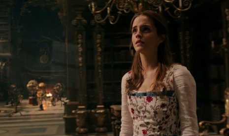 Bordir khas India di kostum Belle di Beauty and the Beast.