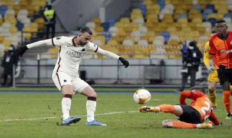 Borja Mayoral dari AS Roma ketika mencetak gol kedua ke gawang Shakhtar Donetsk.