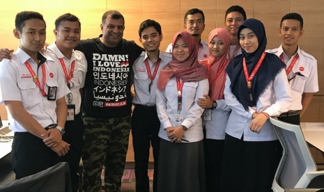 Bos AirAsia Tony Fernandes kenakan kaos 