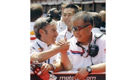 Bos Repsol Honda, Shuhei Nakamoto (kanan), bersama ayah pebalap Dani Pedrosa, Antonio Pedrosa (kiri). 