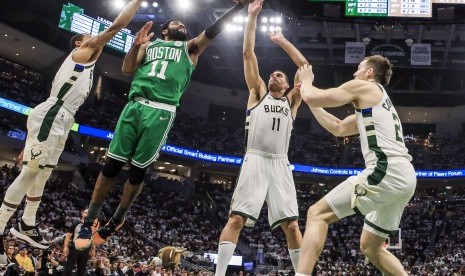 Boston Celtics guard, Kyrie Irving (dua kiri), melepaskan tembakan saat menghadapi Milwaukee Bucks dalam gim kedua semifinal Wilayah Timur NBA di Fiserv Forum, Milwaukee, Wisconsin, Amerika Serikat, pada 30 April 2019.