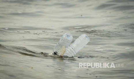 Botol air mineral dalam kemasan merupakan salah satu sampah plastik terbanyak.