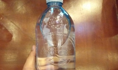 Botol air minum dalam kemasan hasil daur ulang. Ahli Teknologi Polimer dari Fakultas Teknik Universitas Indonesia (FTUI), Mochamad Chalid, membantah pernah menyampaikan paparan bisfenol A (BPA) lebih berbahaya dari etilen glikol. Menurutnya, semua zat kimia dalam bentuk monomernya yang ada kemasan minuman itu sama-sama berbahaya. 